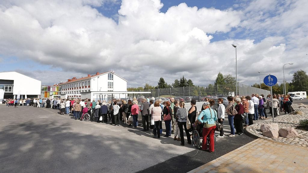 Sadat ihmiset jonottavat yleisötilaisuuteen Muhoksen Kirkonkylän koululle nähdäkseen vuoden 1952 Miss Universumin Armi Kuuselan (nyk. Armi Kuusela-Williams) Muhoksella 23. elokuuta 2014.