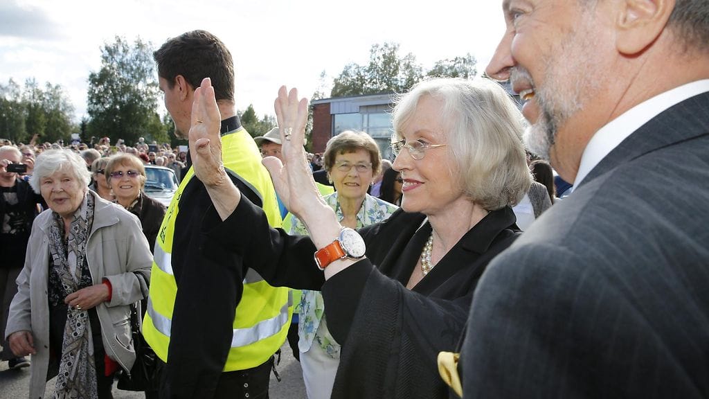 Vuoden 1952 Miss Universum Armi Kuusela (nyk. Kuusela-Williams) yhdessä miehensä Albert Williamsin kanssa vierailee synnyinpaikkakunnallaan Muhoksella 23. elokuuta 2014.