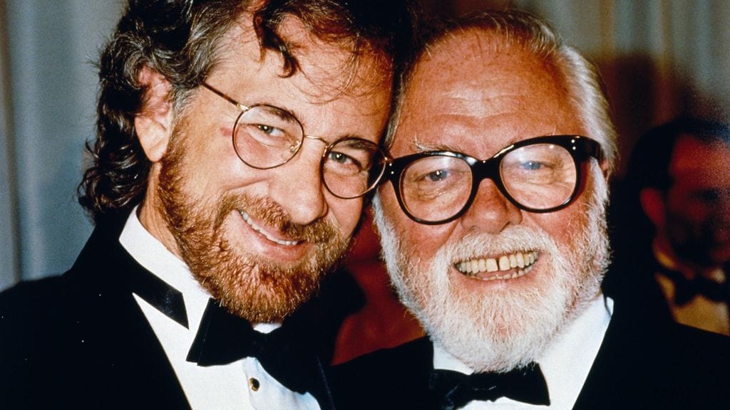 Steven Spielberg (vas.) ja Richard Attenborough Jurassic Parkin ensi-illassa vuonna 1993.