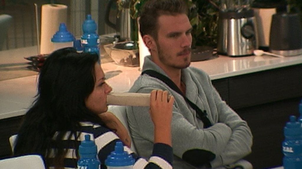 Jenna piti kovaa ääntä keittiössä.