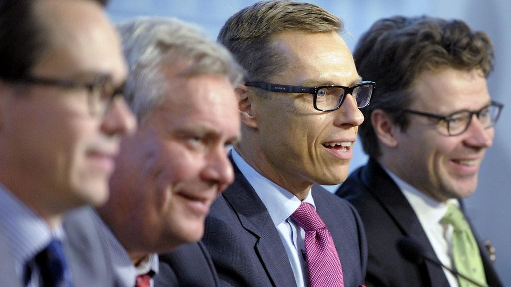 Carl Haglund (vasemmalla) ja Alexander Stubb (keskellä) tekivät puolet kaikista Ilmavoimien ministerikyydeistä vuosina 2011-2015. Kuvassa myös Antti Rinne ja Ville Niinistö.
