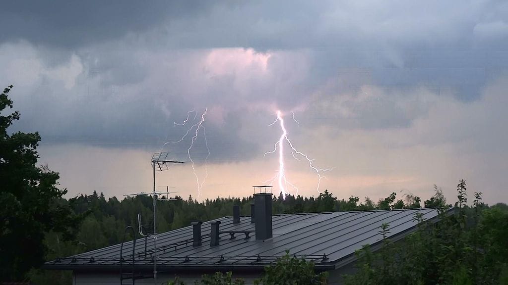 Pelastuslaitos sai salmasta aiheutuneen palon jälkiraivauksen päätökseen nopeasti. Kuvituskuva.