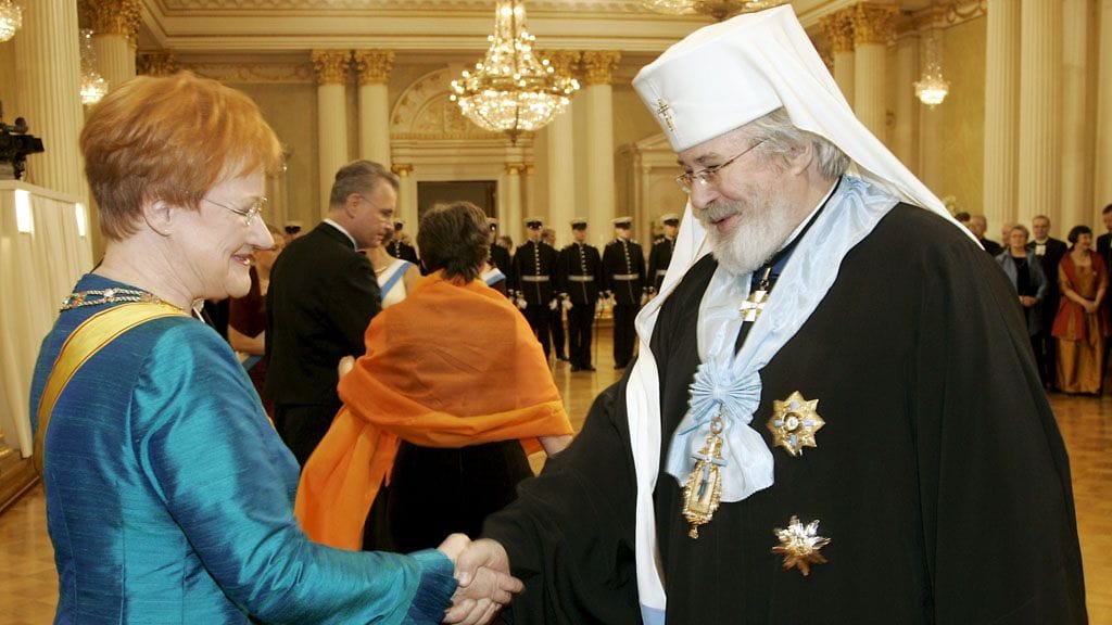 Suomen ortodoksisen kirkon arkkipiispa Leo ja tasavallan presidentti Tarja Halonen kättelivät Linnan juhlissa 2005.