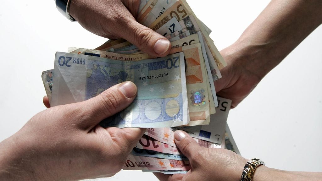 Tutkimusten mukaan naisen euro oli jo 20 vuotta sitten 80 senttiä ja lähellä sitä se on yhä. Koulutus ei ole lisännyt palkkatasa-arvoa.