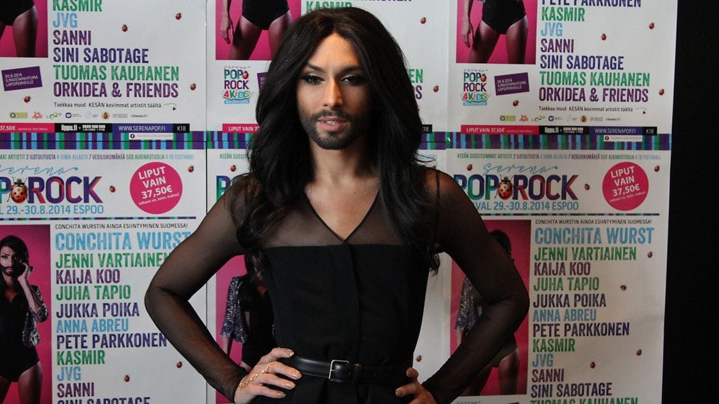 Conchita Wurst edusti Suomessa upeassa Akrisin mekossa.