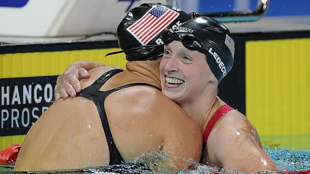 Katie Ledecky (oik.) sai ME-onnittelut Cierra Rungelta.
