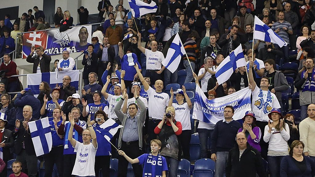 Lentopallomaajoukkueen faneja Slovakian Popradissa.