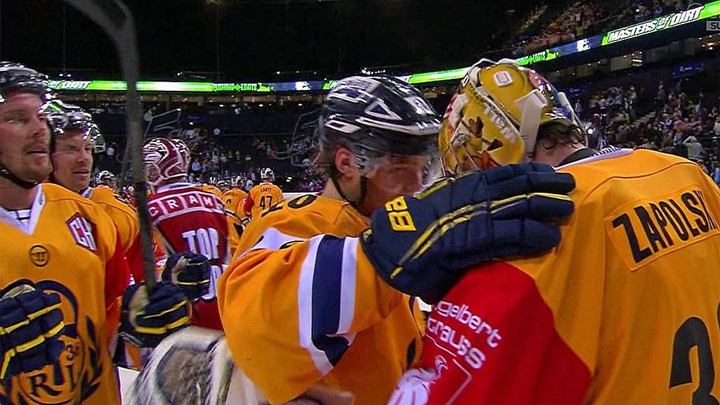 Rauman Lukon pelaajat onnittelevat toisiaan