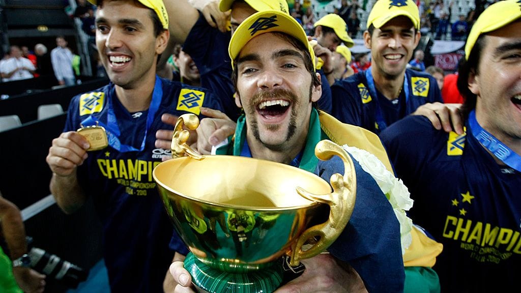 Brasilian Gilberto juhlii 2010 maailmanmestaruutta MM-pokaalin kanssa.