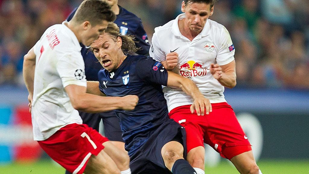 Markus Halsti vääntää Red Bull Salzburgin Marcel Sabitzer (vas.) ja Christoph Leitgebin kanssa