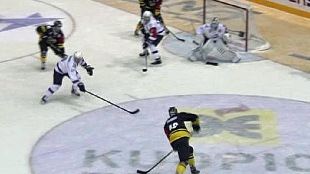 Jussi Timonen laukoo maalin