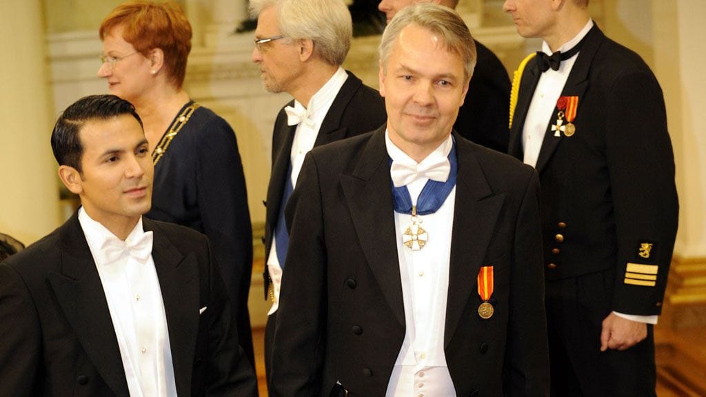 Vieraiden kättely itsenäisyyspäivän vastaanotolla presidentinlinnassa 6. joulukuuta 2009, jonossa Pekka Haavisto ja puoliso Nexar Antonio Flores Ecuadorista.