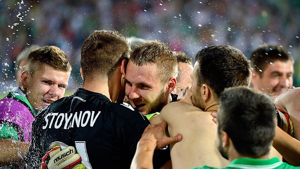 Cosmin Moti (kesk.) muiden halattavana