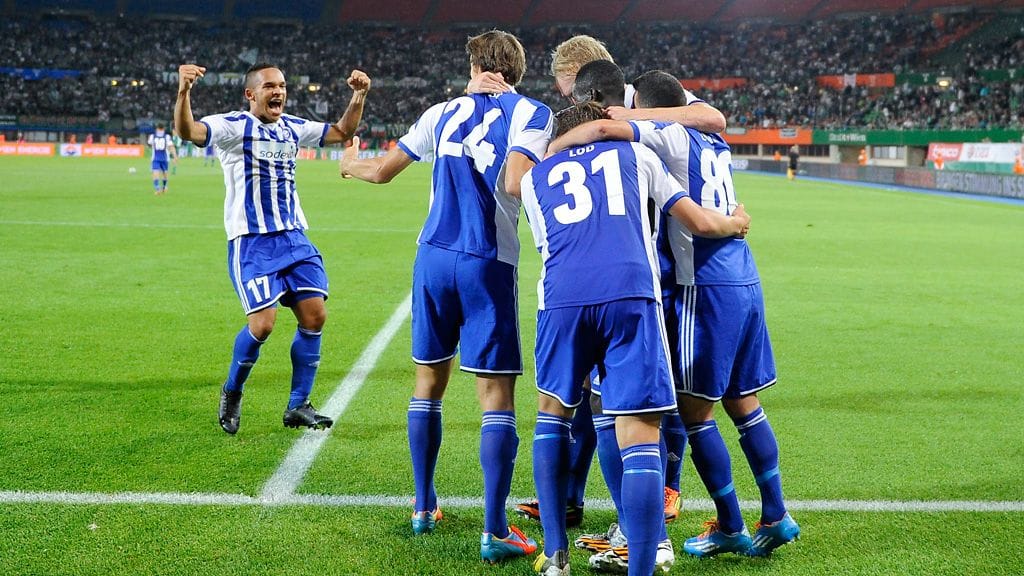 HJK:n pelaajat juhlivat maalia.