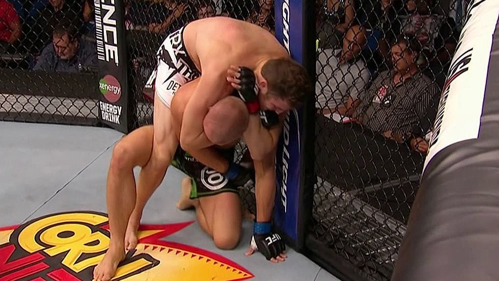 Tom Niinimäki Chas Kellyn kuristuksessa.