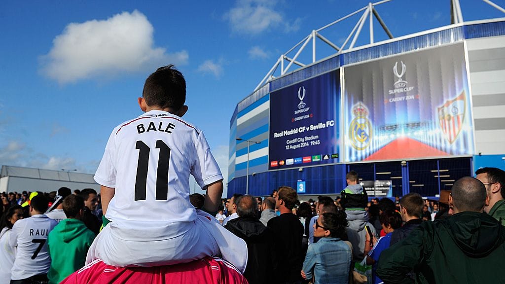 Espanjalaisfaneja City of Cardiff -stadionin luona.