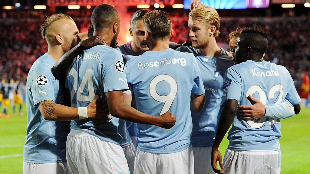 Malmö FF:n pelaajat juhlivat Markus Rosebergin 1-0-maalia.
