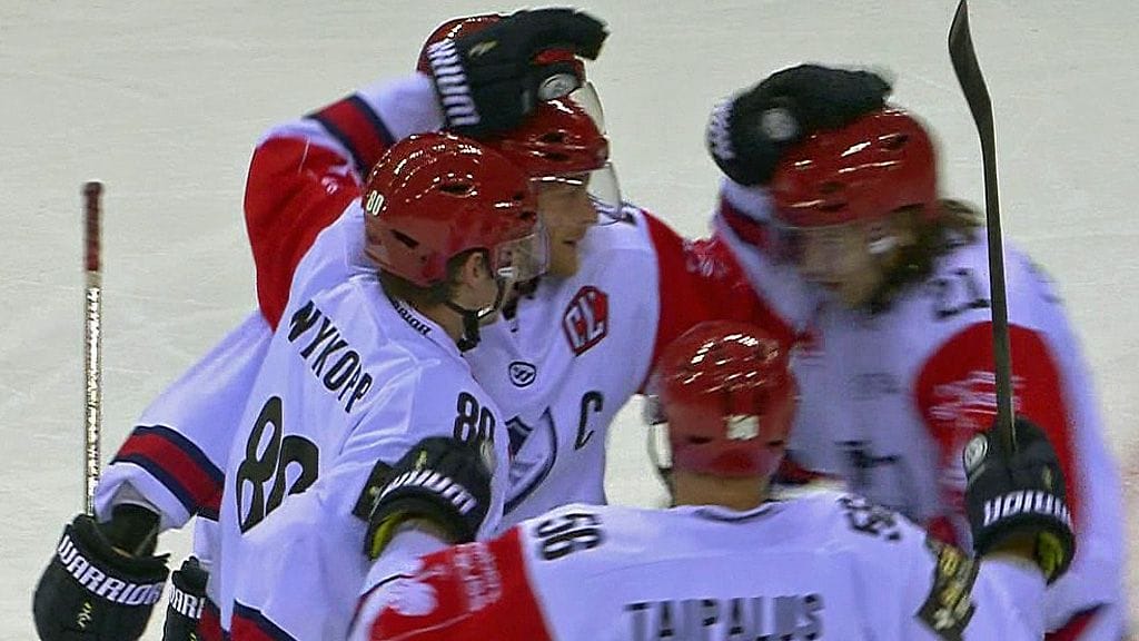 HIFK-pelaajat juhlivat Mika Partasen voittomaalia