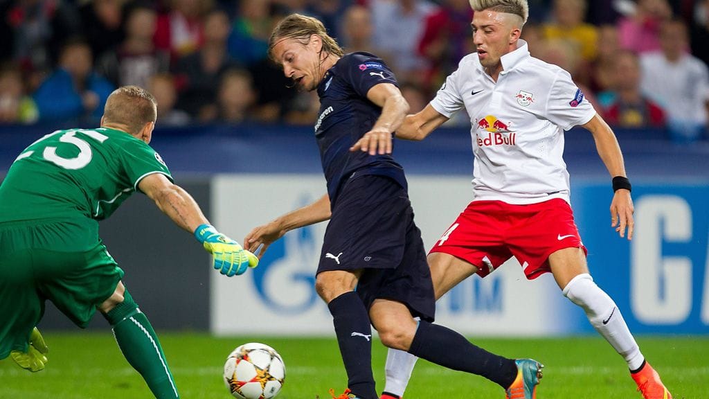 Markus Halsti (kesk.) ensimmäisessä osaottelussa.