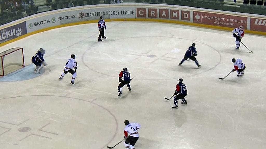 Ivan Huml (oikealla ylhäällä) on tarjoilemassa kiekkoa Dan spangille (alhaalla)