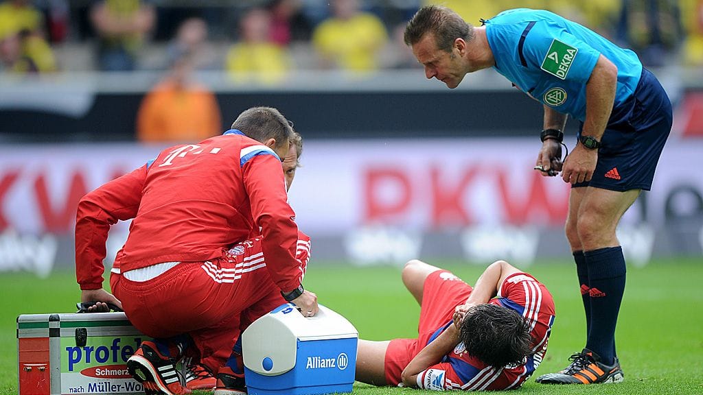 Javi Martinez tuskailee polvivammaansa.
