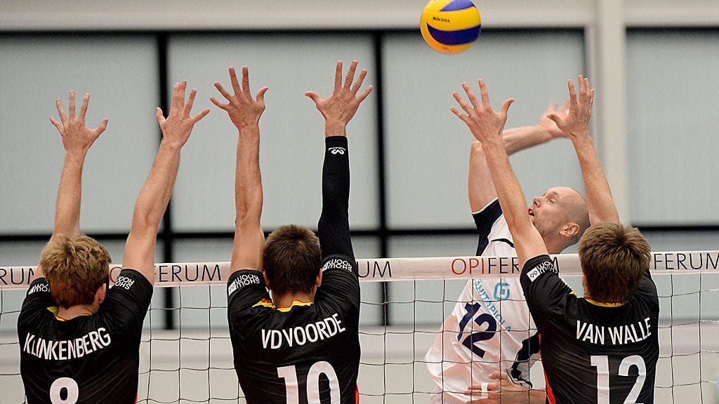 Olli Kunnari lyö palloa lattiaan ensimmäisessä Belgia-ottelussa.