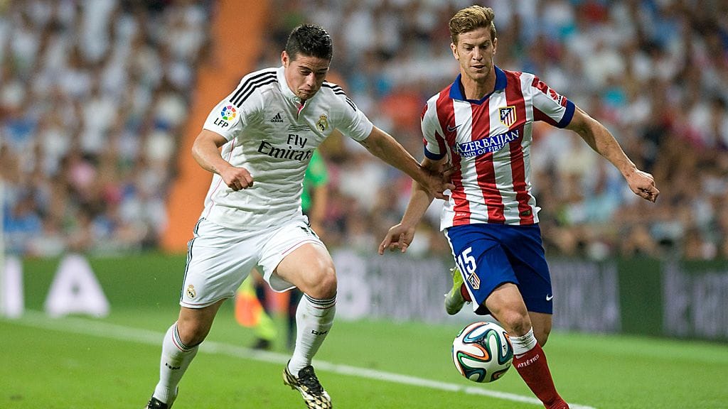 James Rodriguez taistelee Cristian Ansaldin kanssa.