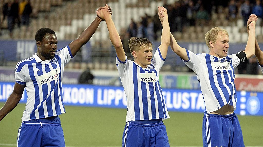 Gideon Baah (vas.), Robin Lod ja Valtteri Moren riemuitsivat avausosan voitosta.