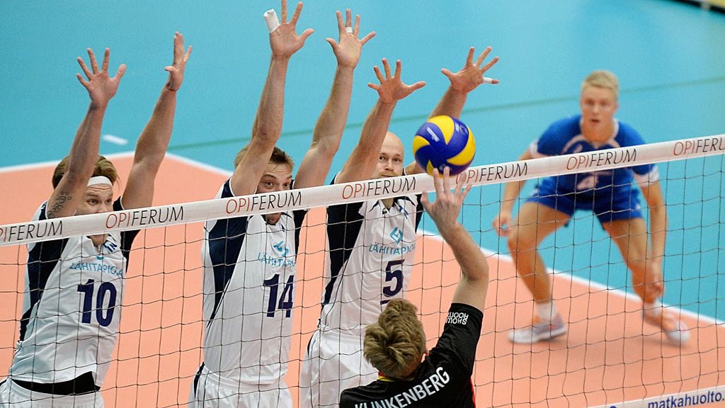 Belgian Kevin Klinkenberg yrittää ohittaa Suomen puolustusta.