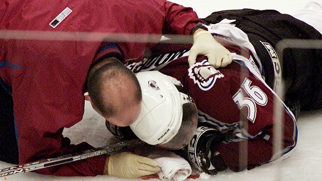 Steve Moore jään pinnassa Todd Bertuzzin hyökkäyksen jälkeen.