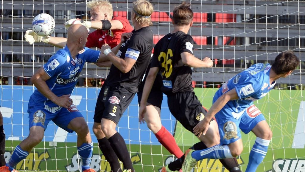 Sinipaitainen TPS ja mustapaitainen Honka ovat pahimmassa putoamisvaarassa.