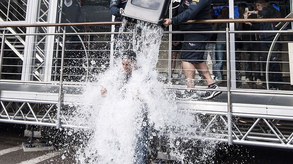 Yhdysvalloista alkaneen jää-ämpärihyväntekeväisyyskampanjan tavoitteena on kerätä varoja ALS-taudin eli Lou Gehrigin -taudin hoitojen kehittämiseen.
