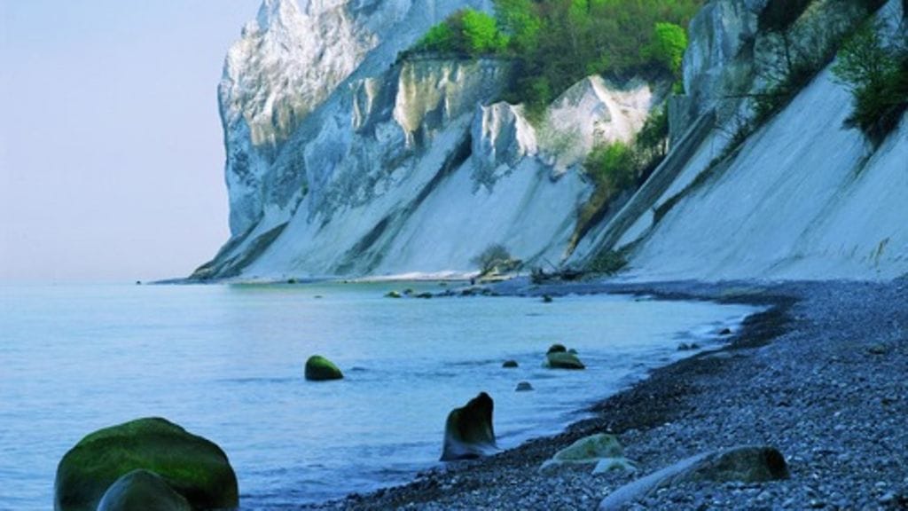 Møns Klintin kallionjyrkänteitä.