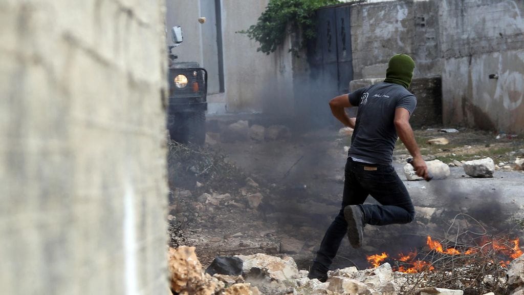 Levottomuudet Länsirannalla ovat kestäneet vuosia. Palestiinalaisprotestoija juoksi pakoon Israelin sotilaiden ampumia kumiluoteja Länsirannalla elokuuta 2014.