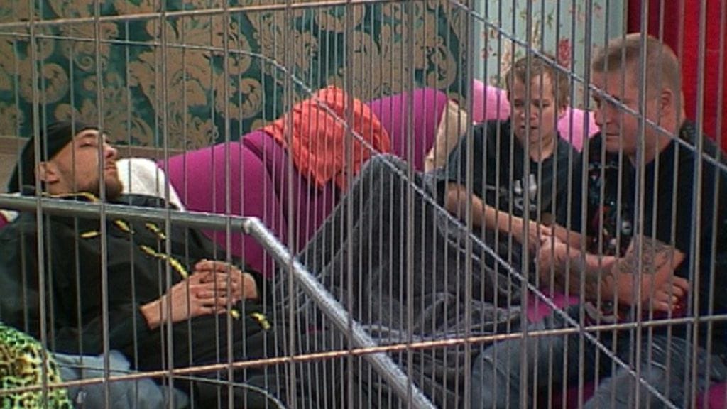 Miehet kuuntelevat Tuulikin juttuja.