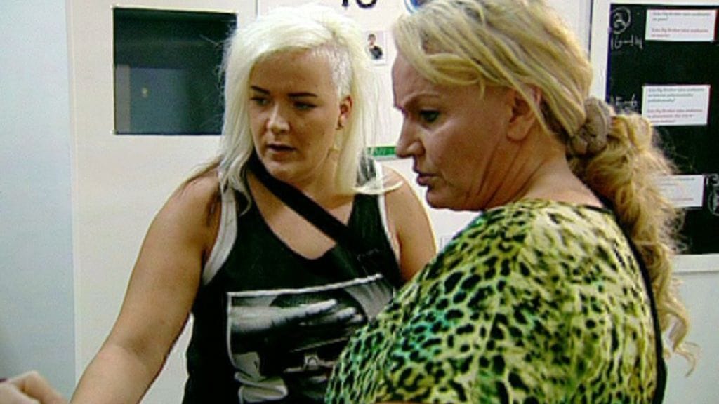 Jonna ja Armi tehtävähuoneessa.