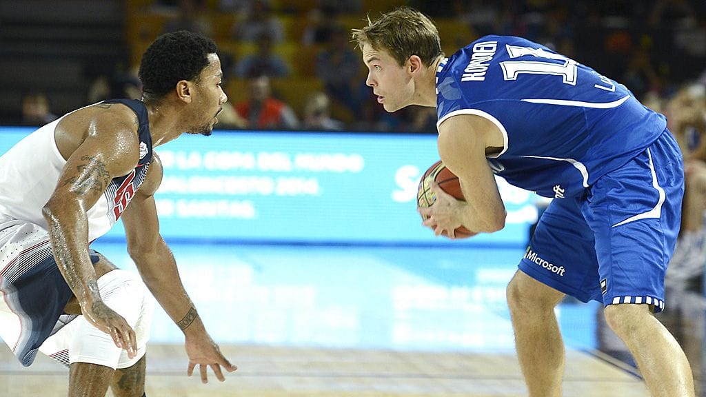 Derrick Rose vartioi Petteri Koposta.