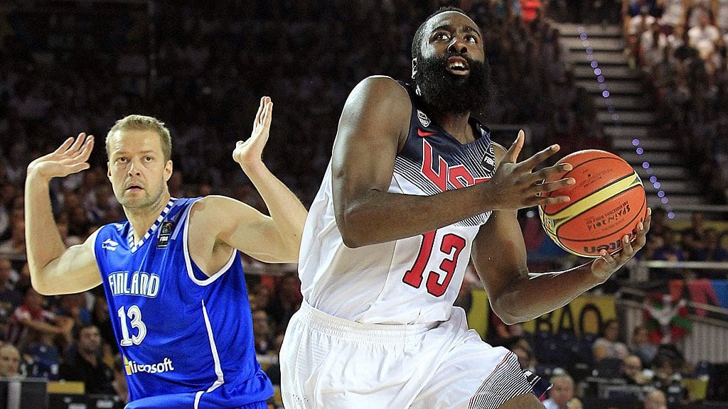 Hanno Möttölä ei pystynyt pysäyttämään James Hardenia.