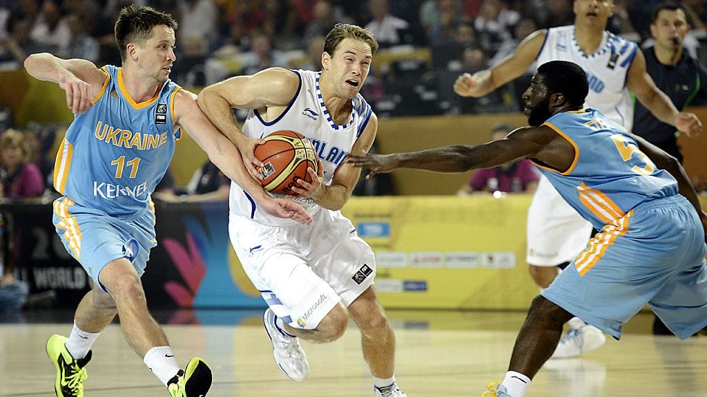 Petteri Koponen ajaa korille Dmytro Zabirchenkon ja Eugene Jeterin ahdisteluista huolimatta.