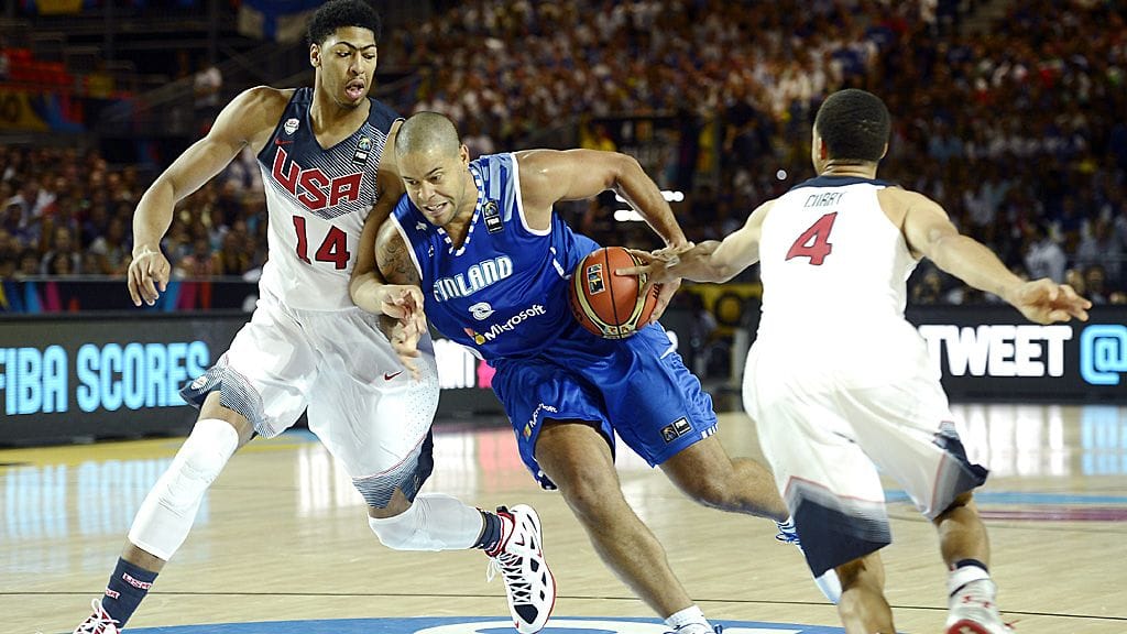 Gerald Lee jr. (kesk.) taistelee Anthony Davisin kanssa.