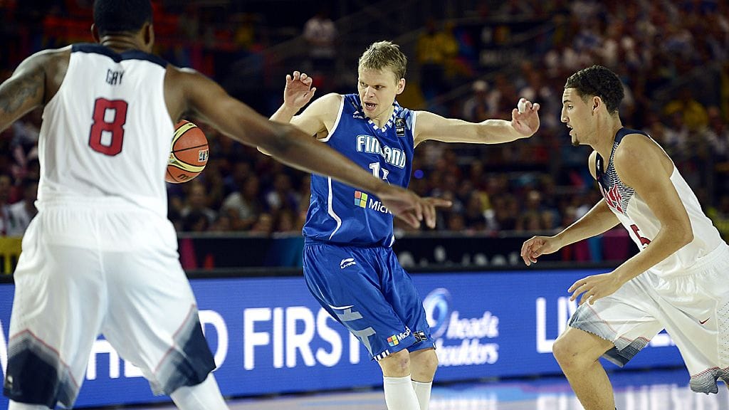 Klay Thompson (oik.) paimentaa Teemu Rannikkoa.