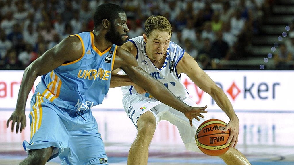 Eugene Jeter ja Petteri Koponen taistelevat pallosta.