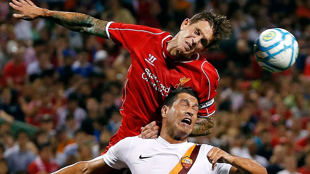 Daniel Agger (yllä) vie pääpallon AS ROman Marco Borriellolta.