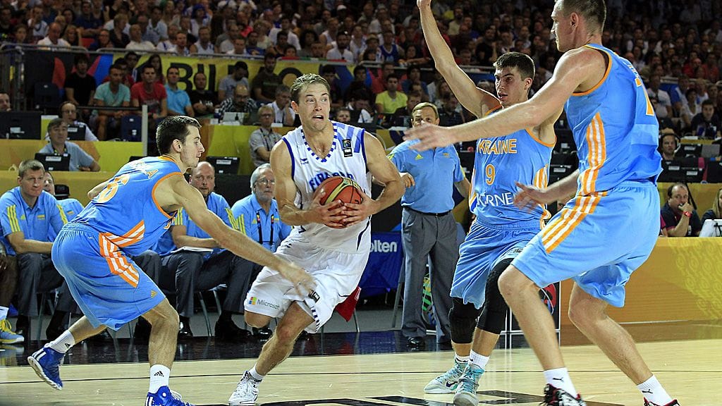 Petteri Koponen temmeltää Ukrainan pelaajien keskellä.