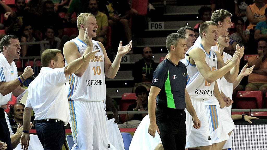 Ukrainan vaihtopenkki tuulettaa joukkueen avauspelissä.