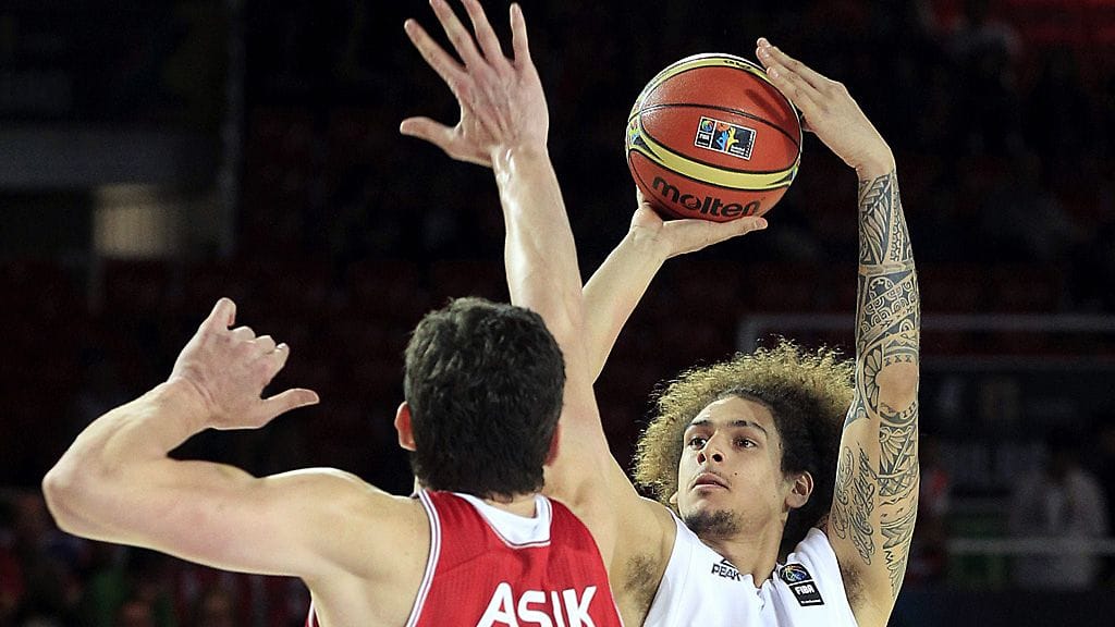 Uuden-Seelannin Isaac Fotu heittää Turkin Ömer Asikin edestä.