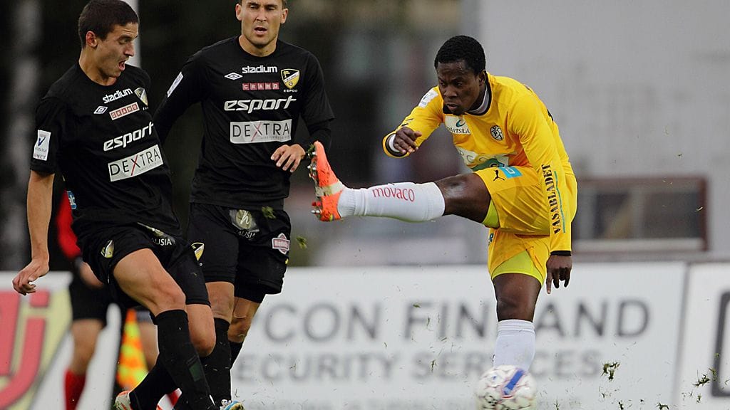 VPS:n Steven Morrissey laukoo ottelussa Honkaa vastaan.