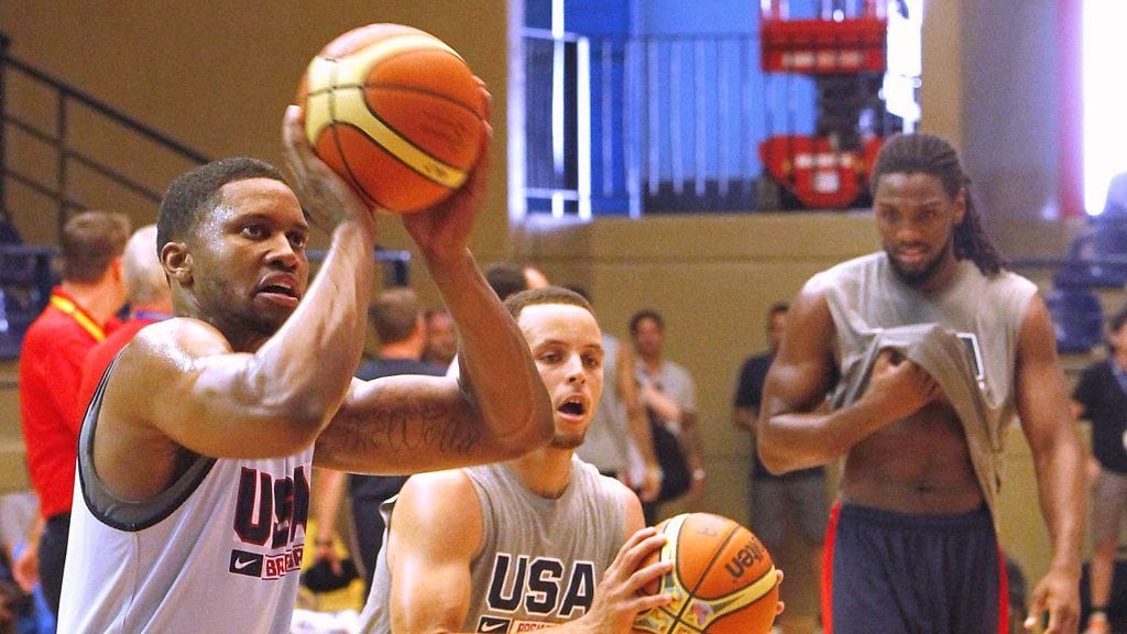 Rudy Gayn (vas.), Stephen Curryn ja Kenneth Fariedin USA musersi Slovenian pistein 101–71 MM-kenraalissaan Kanariansaarilla tiistaina.