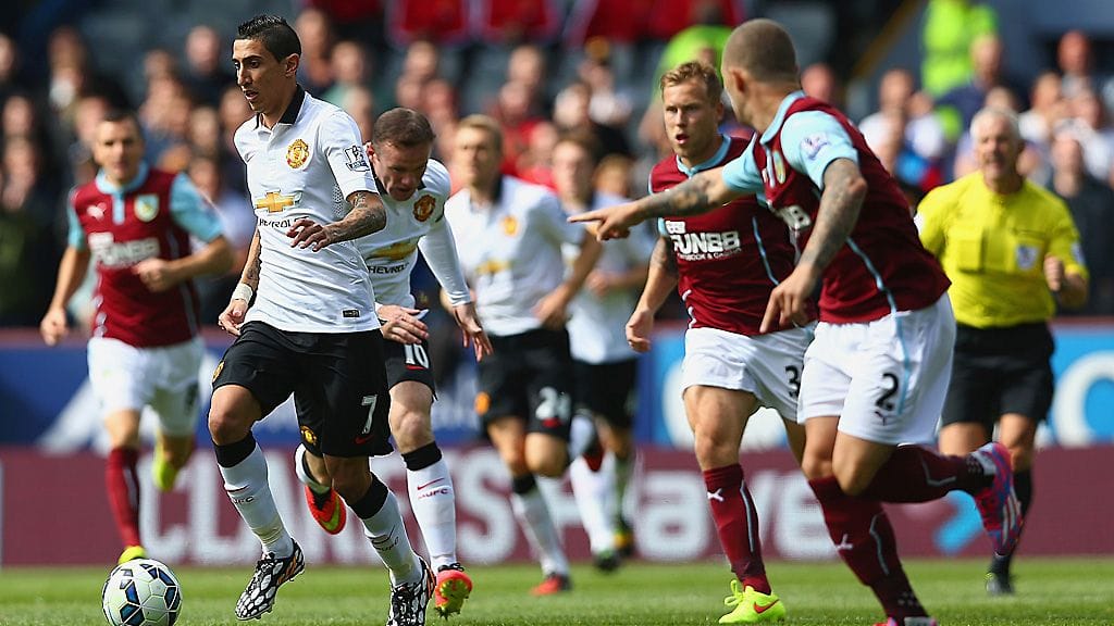 Manchester Unitedin debytantti Angel Di Maria Burnley-pelaajien varjostamana.