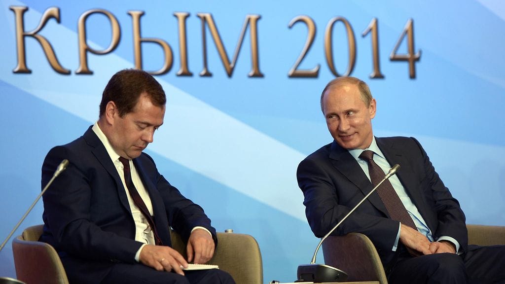 Venäjän presidentti Vladimir Putin (oik.) ja pääministeri Dmitri Medvedev kokouksessa Krimillä 14.8.2014.